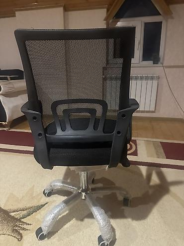 Ofis üçün erqonomik fırlanan kreslo. Kreslonun arxa hissəsi nəfəsalan