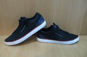 TOMMY HILFIGER br 44 28cm unutrasnje gaziste stopala, mozete smatrati