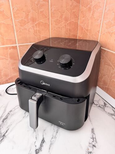мини утюг для одежды: Аэрогриль Midea черного цвета с объемом 8.5 литров. Устройство