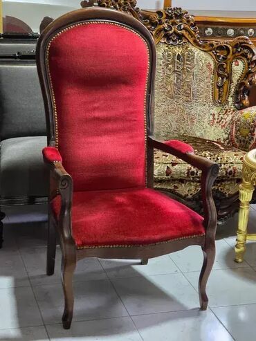 izrada fotelja: Stilska fotelja Voltera 🪑✨ Dobro stanje. 🏠 Moguće lično preuzimanje