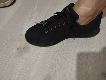 Сапоги: Обувь кожаная с Европы, цена первых 250 сом.Вторая обувь теплая очень — 12