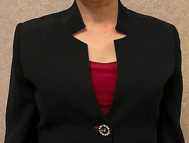 qara yubka: Çox keyfiyyətli, 46 ölçü kostyum. Dəstə daxildir: pencək, yubka. 45azn — 6