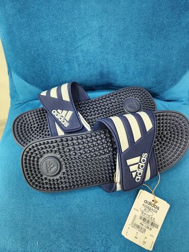 шлепка адидас: Шлепанцы Adidas Adissage темно-синего цвета с белыми полосками и