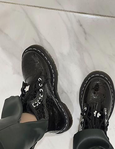 батинка: Dr. Martens qara lakli qadın/uni seks botları - Model: Dr. Martens — 3