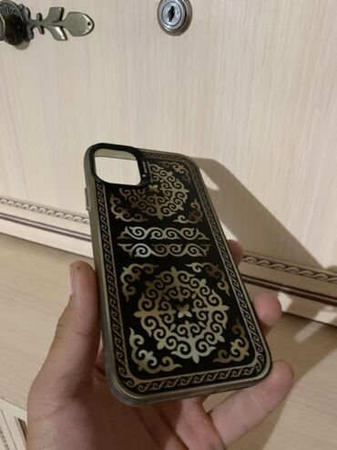 хонор 9 а: Чехол для смартфона черного цвета с золотистым узором. Дизайн включает