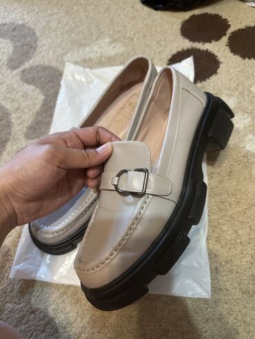 Мокасины и лоферы: Обувь женская. 40 размер. Почти новые, 2-3 раза носились. Покупала за