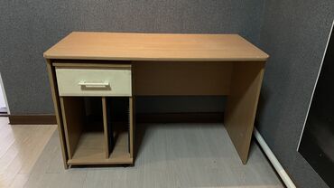 столы в баню: Компьютерный Стол, цвет - Бежевый, Б/у