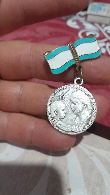 xari bulbul sancaq: SSR dövrünə aid gumuw qehraman ana medali 17qram — 2