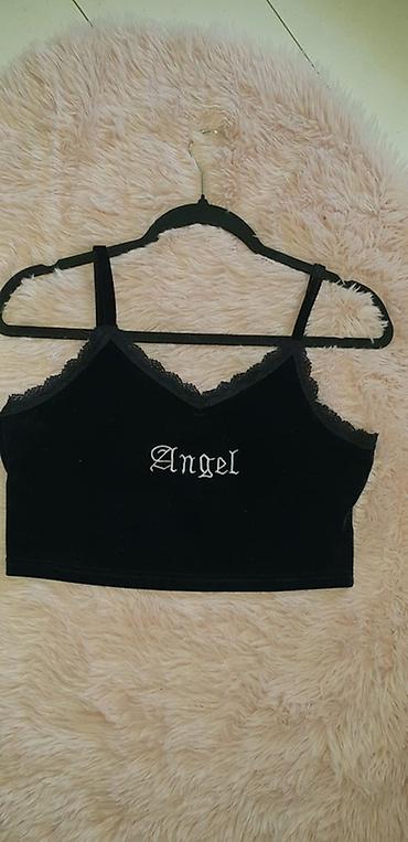 Crni velur crop top sa čipkanim ivicama i tankim naramenicama. Napred — 1