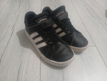 надом брюки: Детские кроссовки Adidas
30 размер, очень удобные и модные