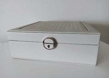 Ostali aksesoari: Organizator za nakit sa kljucem 
Izradjen od eko koze
2500 rsd — 12