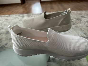 куплю кроссовки: Кроссовки женские Skechers новые, не ношеные, в коробке . В двух