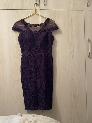 qaçış üçün qadın krosovkaları: Bənövşəyi rəngdə, diz uzunluğunda zərif ziyafət donu. - Model