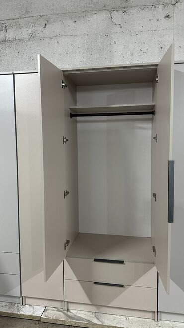 Шкафы для одежды: Качество на первом месте! Прослужит вам долгие годы! Трехдверный шкаф — 24