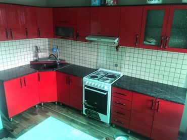 кухонный мебел ош: Кухонный гарнитур, цвет - Красный, Б/у