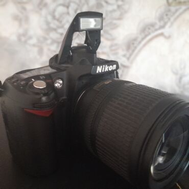 Rozetkalar: Nikon D90 rəqəmsal güzgülü kamera. Kameranın qara rəngli korpusu var