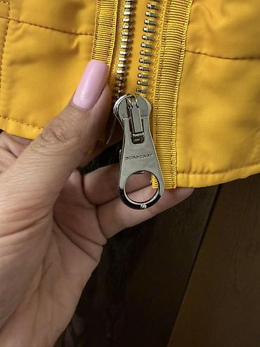 bomber kurtka: Burberry bomber gödəkçə – parlaq sarı rəngdə. Xüsusiyyətlər: - Brend — 2