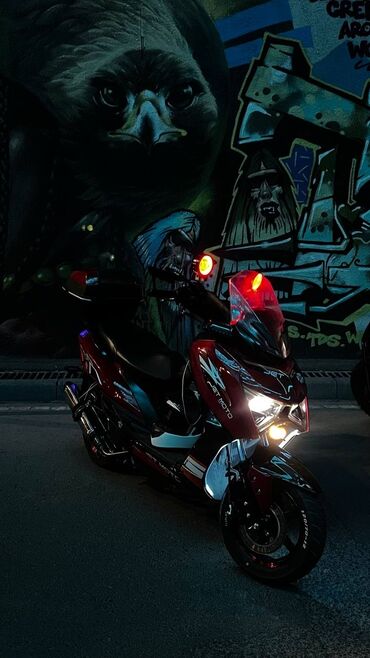 ретро скутер: Красный скутер Jet Moto с современным спортивным дизайном. Оснащен