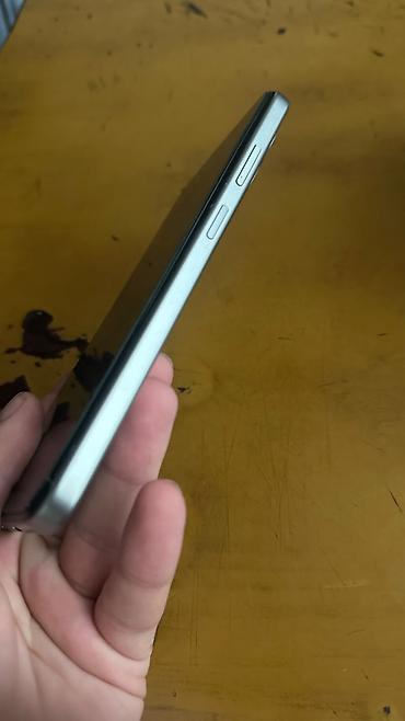 sensor telefon: Smartfon – gümüş rəngli, zərif düz kənarlı korpus, ön tərəfdə tam — 3