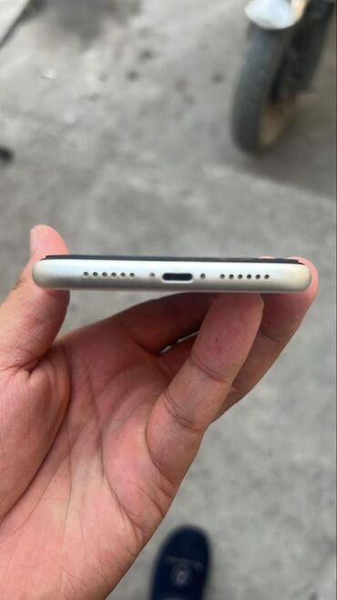 студийный микрофон: IPhone 11, Б/у, Белый