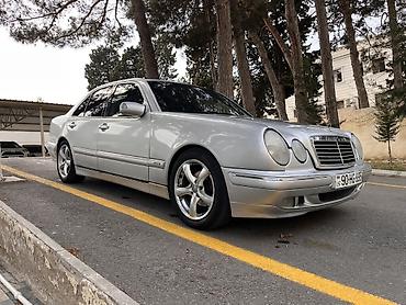 kuzu: Mercedes-Benz E-Class (W210) sedan, gümüşü rəng. - Kuzov: 4 qapılı — 5