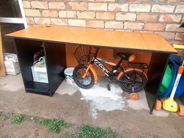 письменные столы для школьников: Компьютердик үстөлү, Текчелери бар