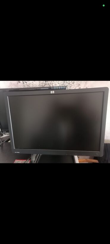 Monitorlar: HP LCD Color Monitor Model: L1908w 19-düym ekrandır. Əla işləyir heç