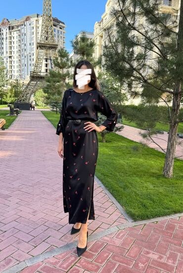 итальянские платья из шелка: Элегантное платье миди из атласной ткани от Турецкого бренда PIENA -