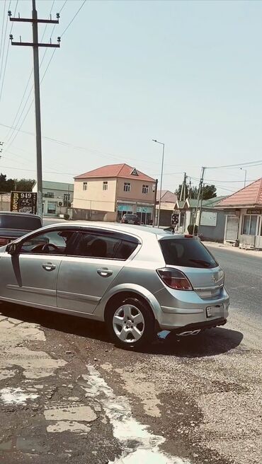 Opel Astra hetçbek modeli, gümüşü rəngli, yığcam və praktik bir