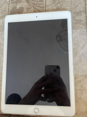 Apple iPad planşet 6 cı nəsil - Rəng: Qızılı arxa, ağ ön çərçivə -