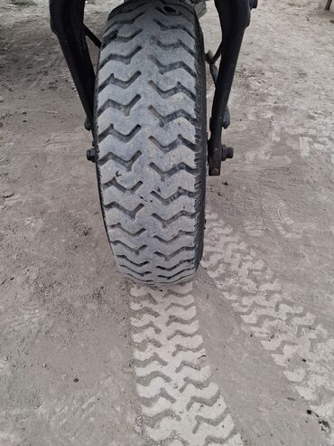 Traktorlar: Belarus 80.1 traktor - Model: Belarus 80.1 (etiket üzərində “80.1”) - — 2