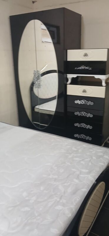 Мебель: Односпальная кровать, Шкаф
