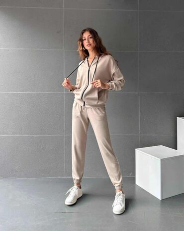 Gornji i donji deo: Komplet trenerka S M L XL 2XL Cena 3300 din — 8