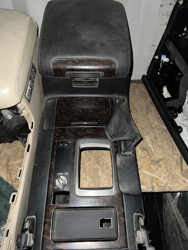 Крылья и комплектующие: Toyota Land Cruiser 200 год 2011 центральный подлокотник в сборе