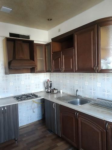 studio menziller: Stalinka layihəli 3 otaqlı 80.0m² boş mənzil kirayə verilir. Metroya — 5