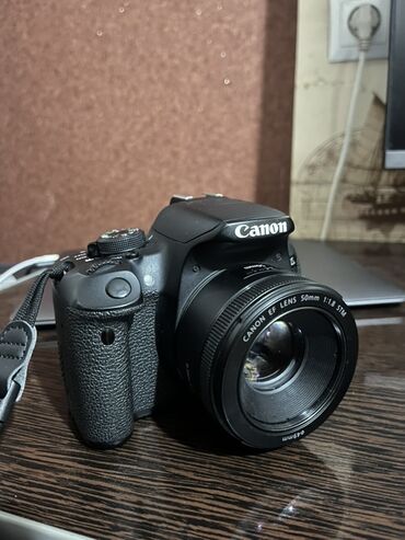 пульт дистанционного управления телевизором: Зеркальная камера Canon EOS 700D в черном корпусе, оснащенная