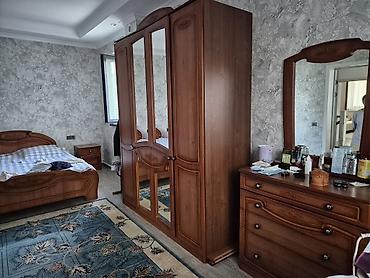 Классический комплект мебели для спальни отделкой под тёплое дерево