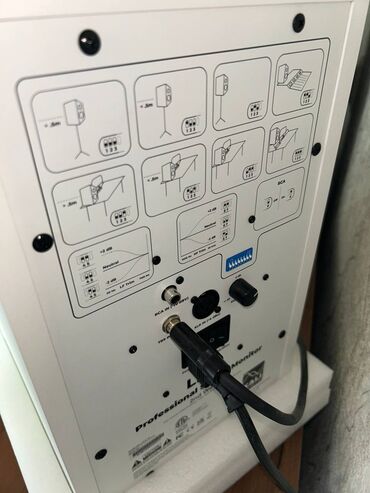 5д: Активный студийный монитор Kali Audio LP-6 V2 в белом корпусе. Оснащен