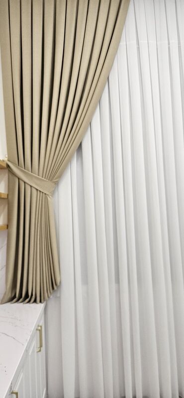 Pərdə və tüllər: Bu dəst tünd bənövşəyi rəngli iki qalın pərdədən və ortada yerləşən ağ — 13