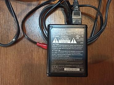usb za auto: SONY punjač baterija od 1,5V. Može da puni dve baterije istovremeno — 4