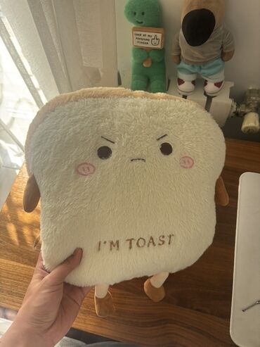 разноцветные наволочки: Мягкая подушка-игрушка «I’m Toast» - Форма ломтика тоста с забавным