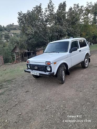 prado güzgü: LADA Niva (3 qapı) – ağ rəng, 4x4 ofroud krossover/SUV. Texniki — 1
