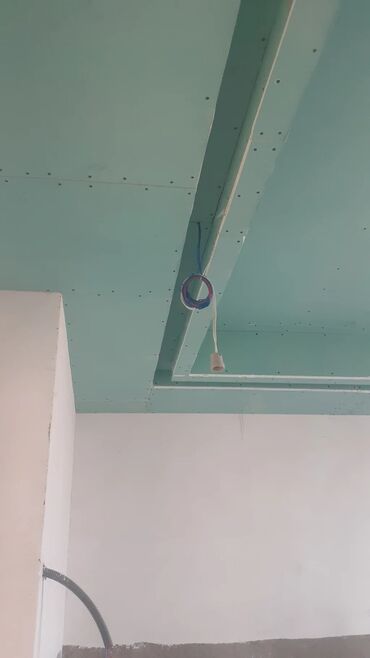 Alçipan: Peşəkar alcipan ustası Alçipan işləri görülür: • Arakəsmə • Asma tavan — 4