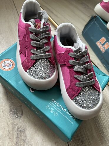 Детская обувь: В наличии 29 размер новая 
Заказала для дочки размером ошиблись