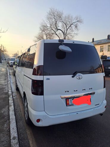 Toyota: Toyota Noah: 2002 г., 2 л, Автомат, Бензин, Минивэн — 4