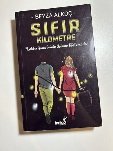Beyza Alkoç tərəfindən yazılmış "Sıfır Kilometr" kitabı. Qara üz