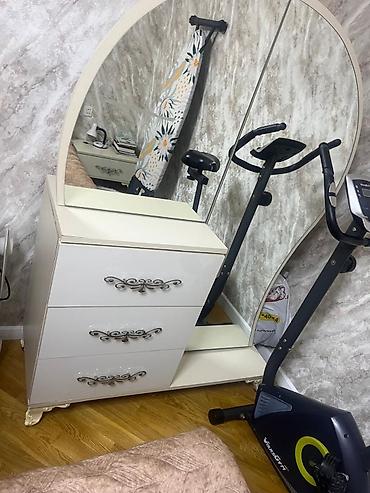 - Üç çekmecəli makiyaj/komod dəsti - Böyük yarımdairəvi güzgü – aşağı