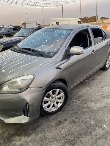 Digər avtomobillər: Boz rəngdə olan bu avtomobil rahat idarəetmə və funksionallıq təklif — 8