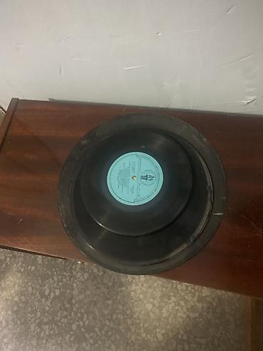 gramofon satilir: Radiola Rigonda 102. Ailə yadigarı. Heç bir detal dəyişməyib. Üstündə — 3
