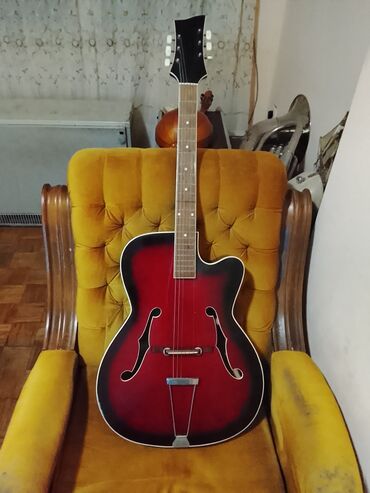 Gitare: Archtop akustična gitara sa F-otvorima - Telo: šuplje archtop telo sa — 6